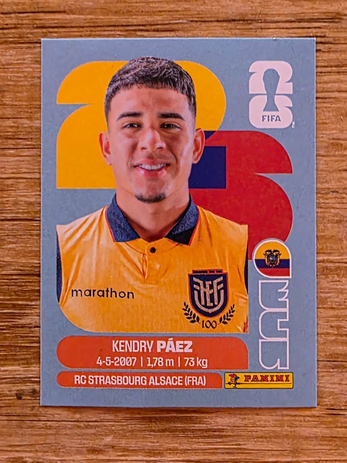 Kendry Páez en las Figuritas Mundial con el escudo equivocado