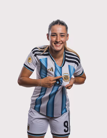 Joven futbolista argentina con Figuritas Mundial en mano