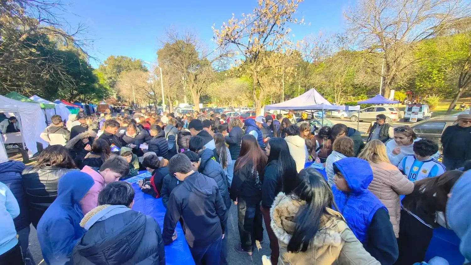 Intercambio de figuritas en el Paseo Público de San Pedro
